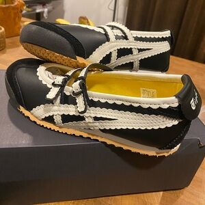 Onitsuka Tiger by Asics Women's Black and Cream Sneakers